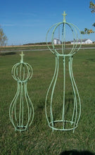 TOPIARY W/ BALL TOP W/FINIAL