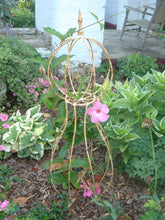 TOPIARY W/ BALL TOP W/FINIAL