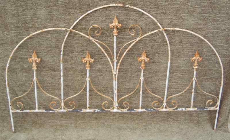 ARCH FENCE WITH DIFFERENT FINIAL