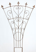 SM WIDE TRELLIS WITH ARROWS
38"w x 52"t