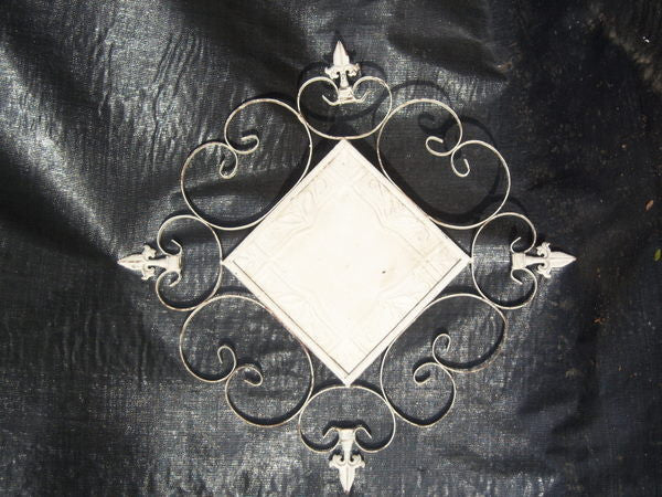 SM TIN WALL DECOR WITH FINIALS