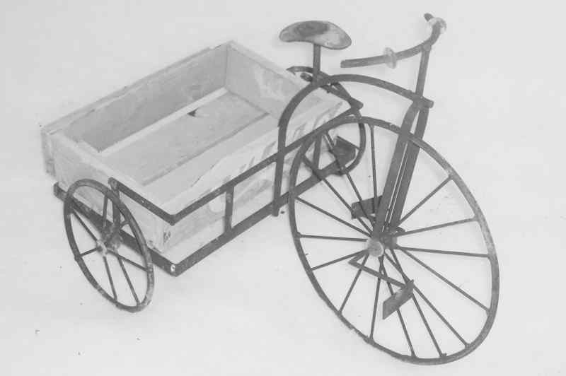 TRIKE WWOODEN BOX
WHEELS WORK