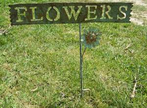FLOWER SIGN W SM FLOWER