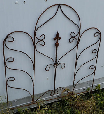 Twist Fence with Single Finial
36